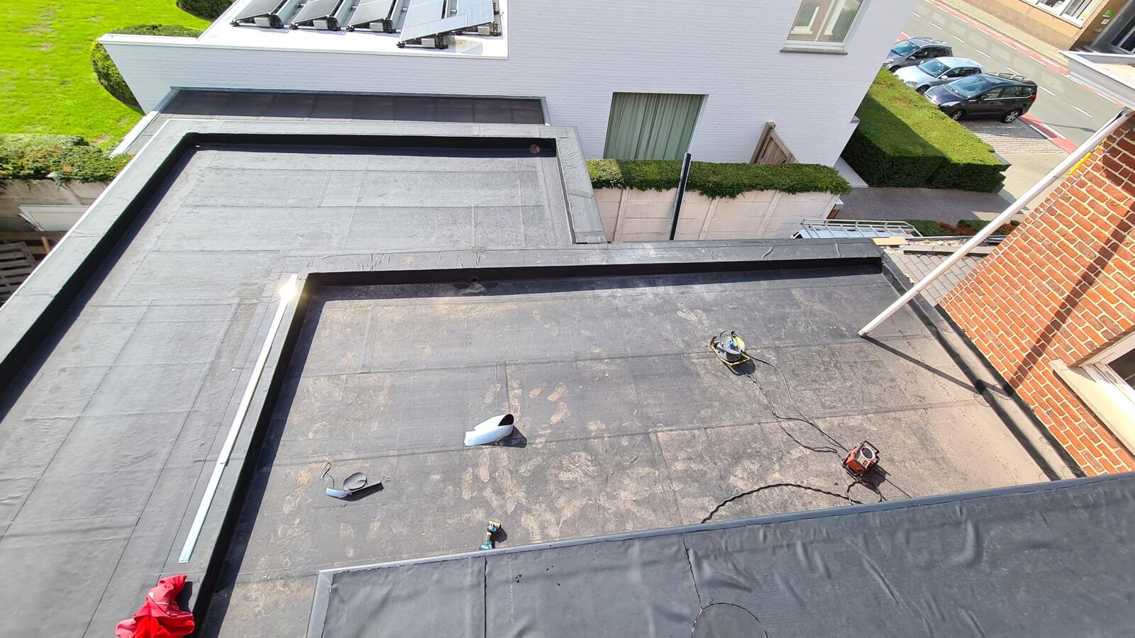 plat dak te tielt, met dakdoorvoeren mooi uitgewerkt