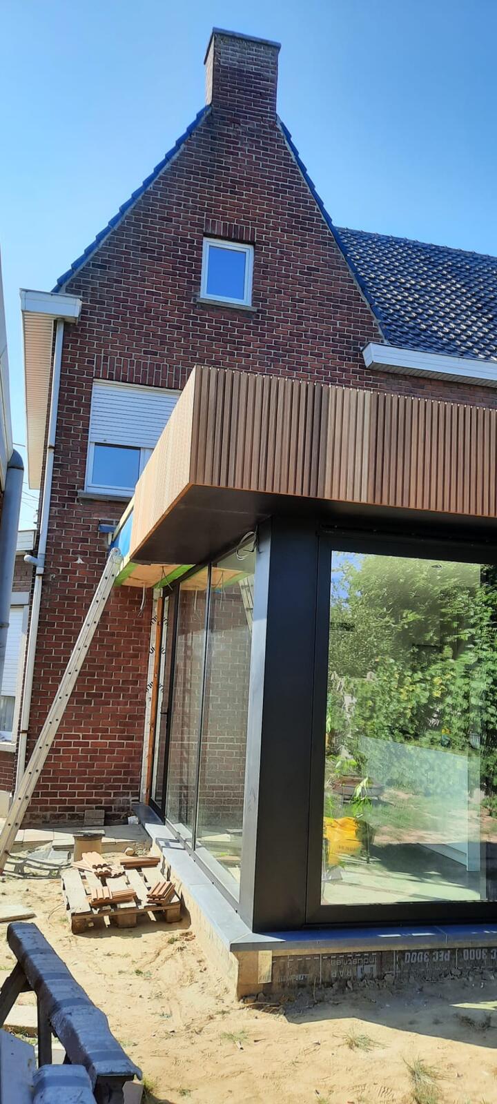 Afwerking uitbouw in thermowood ayous, oversteek in cedral board met bijhorende schroeven