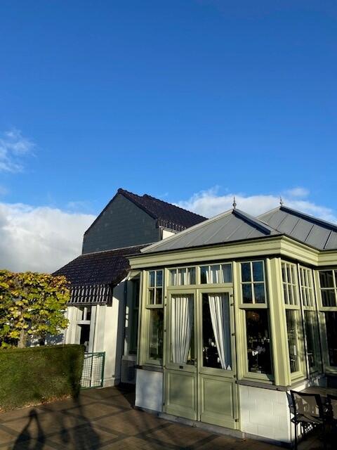 renovatie: golfplaten vervangen door stormpan 44, gevelbekleding met leien 40/27