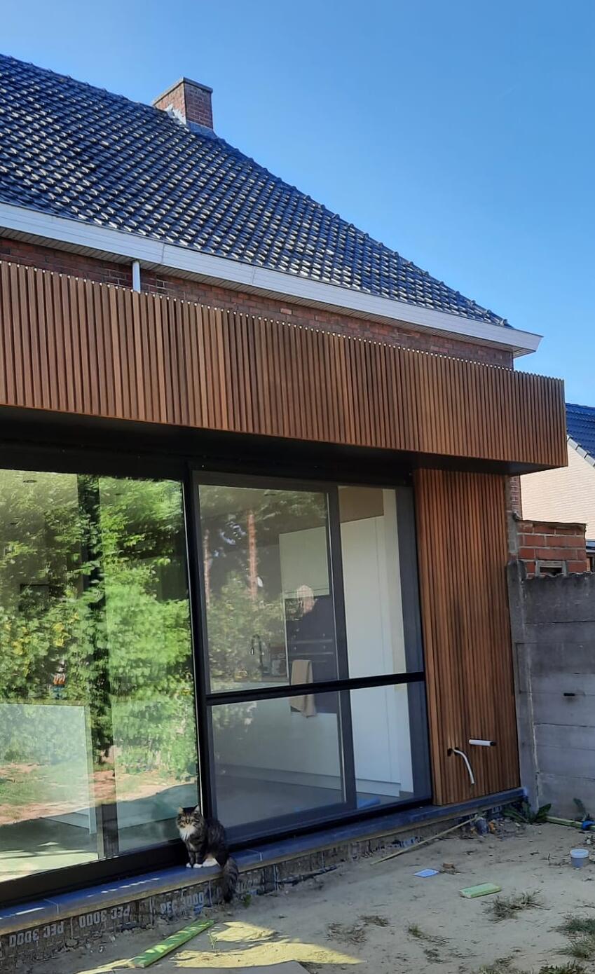 Afwerking uitbouw in thermowood ayous, oversteek in cedral board met bijhorende schroeven