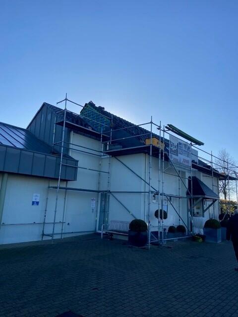 renovatie: golfplaten vervangen door stormpan 44, gevelbekleding met leien 40/27