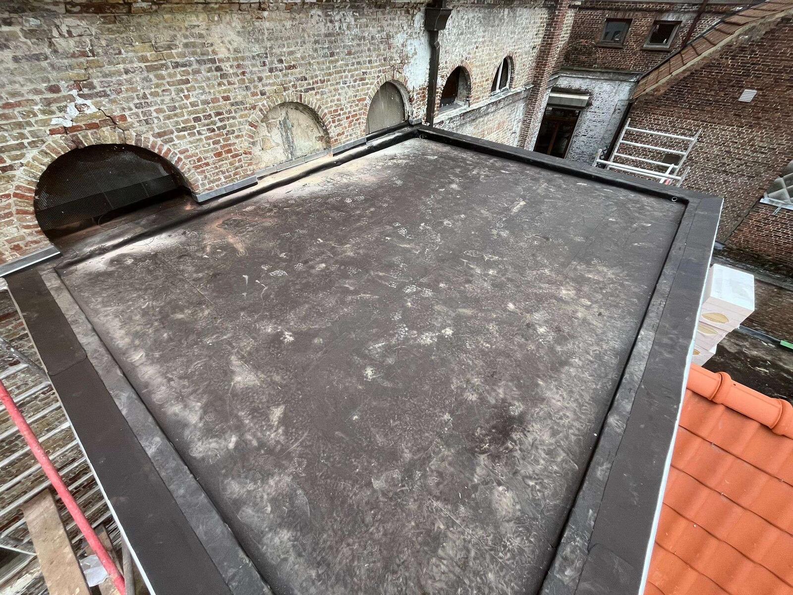 d-ddakwerken Tielt - Koramic Oude Pottelbergse pan 451 - Sarking - EPDM - plat dak