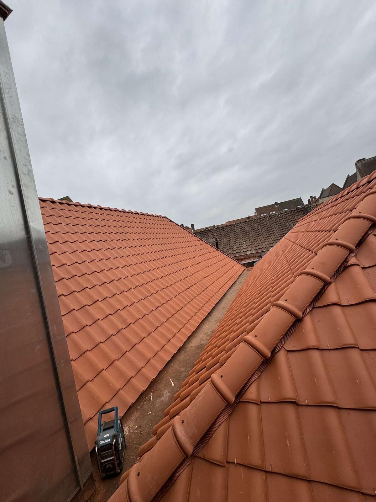 d-ddakwerken Tielt - Koramic Oude Pottelbergse pan 451 - Sarking - EPDM - plat dak