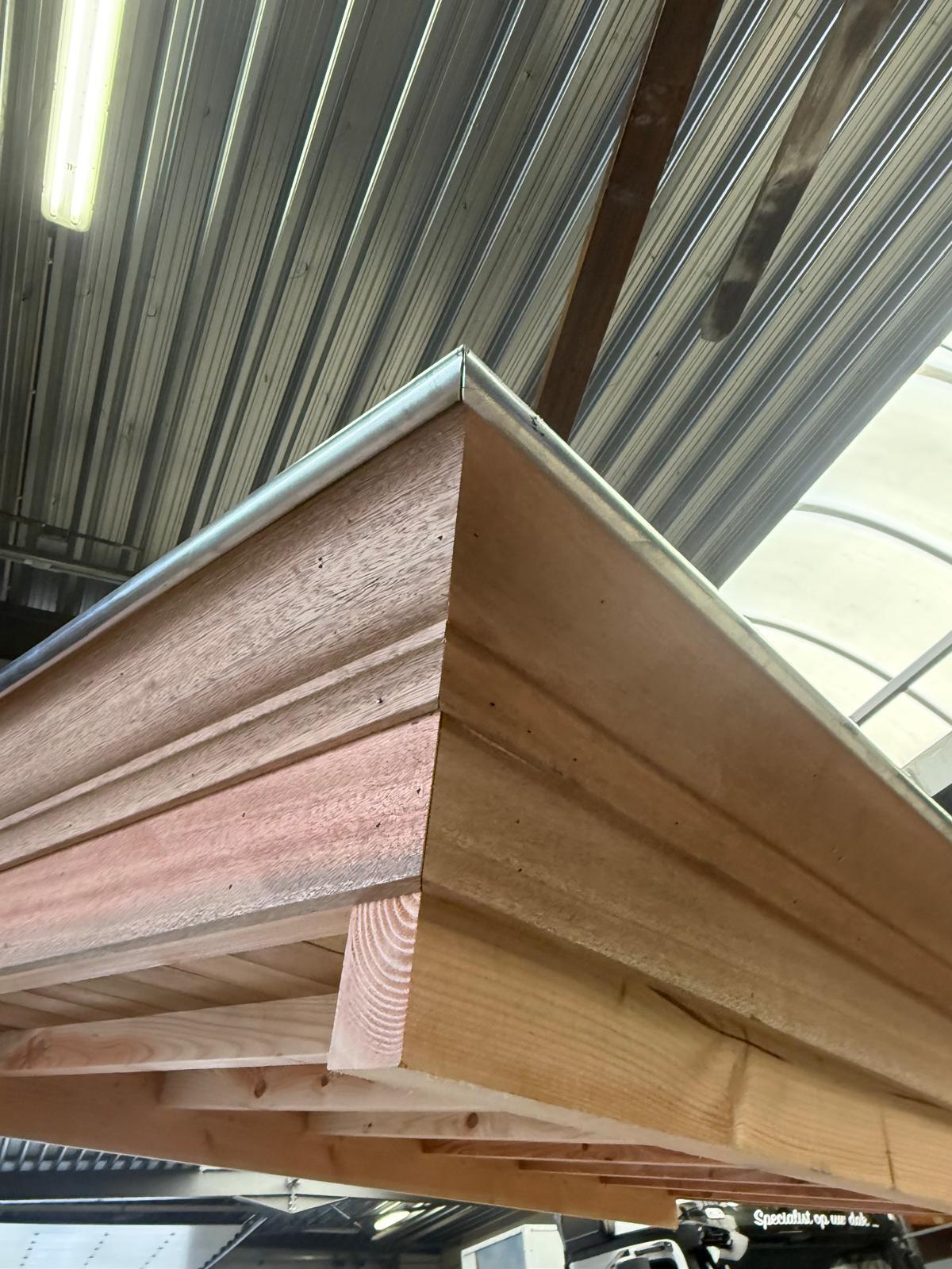 Prefab plat dak plaatsen.