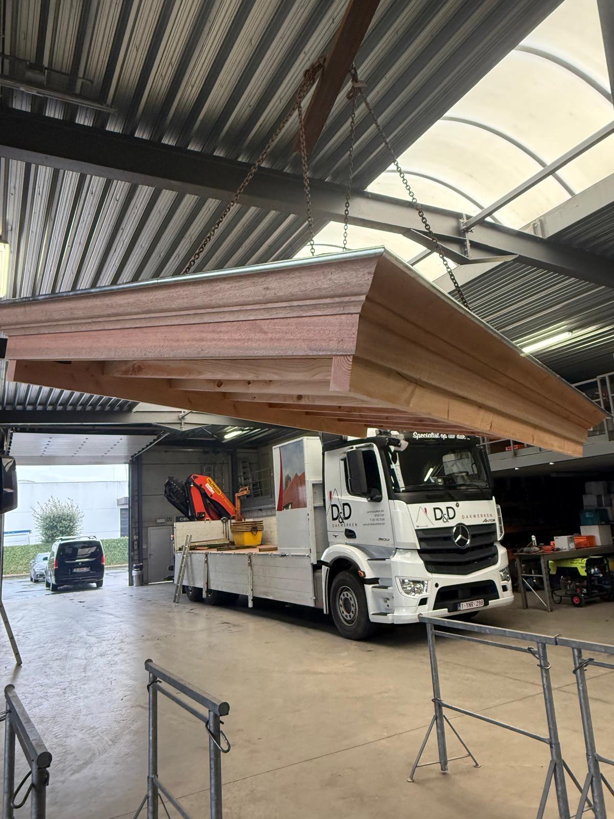 Prefab plat dak plaatsen.