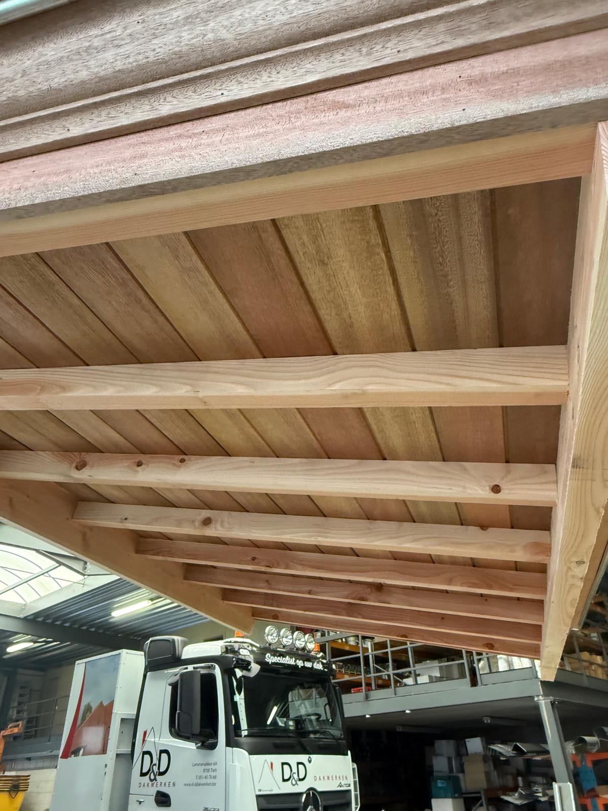 Prefab plat dak plaatsen.