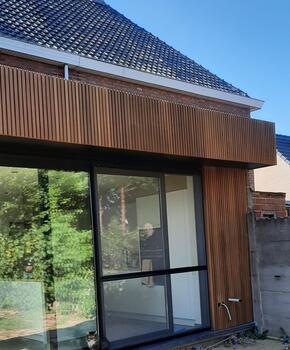 Afwerking uitbouw in thermowood ayous, oversteek in cedral board met bijhorende schroeven