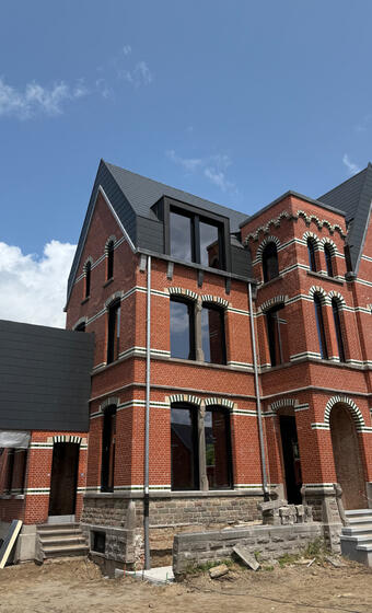 Totaalrenovatie van het hoofddak met nieuwe leien + platte daken.